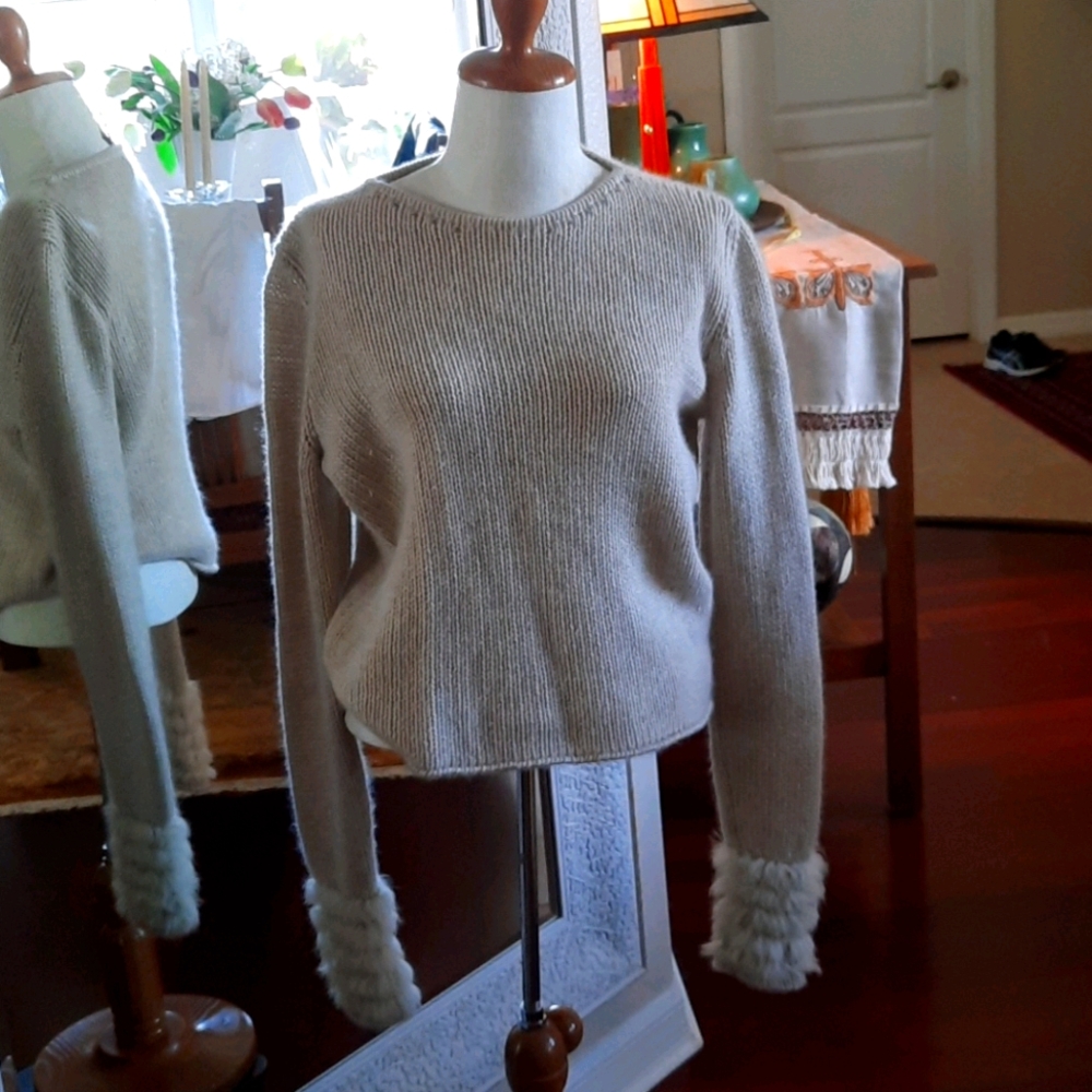 100%Cashmere- 100% Lapin Rabit Fur Knit Crop Top.